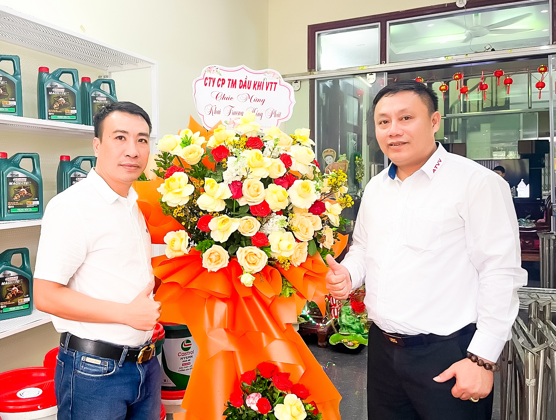Tổng giám đốc VTT.JSC tặng hoa chúc mừng Công ty Dầu nhớt Duy Bình nhân ngày khai trương cửa hàng dầu nhớt tại TT Thị Trấn Diêm Điền, Thái Thụy, Thái Bình.